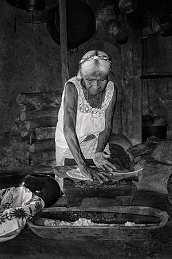 Archivo:Siwa' ne tahskaluwa (mujer hacciendo tortillas)