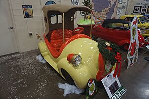 Archivo:Stahls Automotive Collection December 2021 129 (2000 Whoville Grinch Family Sedan from "How the Grinch Stole Christmas")