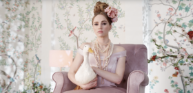 Archivo:Suki Waterhouse 2020 ad