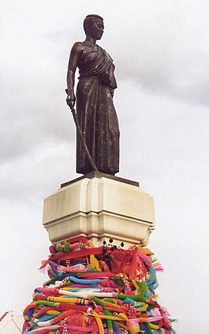 Archivo:Thao Suranaree statue