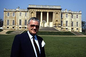 Archivo:The 12th Duke of Manchester at Kimbolton Castle Allan Warren