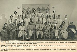 Archivo:This luncheon group photo with several members of the Sarabhai family. Baroda, 1951