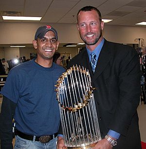 Archivo:Tim Wakefield and the 2004 World Series trophy