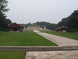 Archivo:Tomb of Wang Geon - Kaesong07