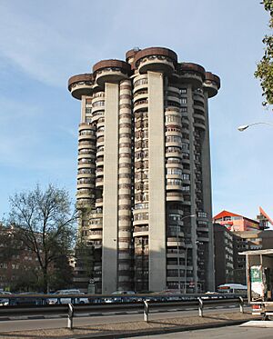 Archivo:Torres Blancas (Madrid) 08