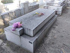 Archivo:Tumba del teniente Castillo, cementerio civil de Madrid