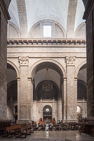 Archivo:Valladolid Cathedral 2023 - Interior Arches