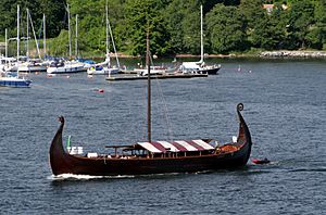 Archivo:Viking ship in Stockholms strom