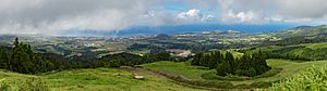 Archivo:Vista desde el mirador de Bela Vista, isla de San Miguel, Azores, Portugal, 2020-07-29, DD 98-103 PAN