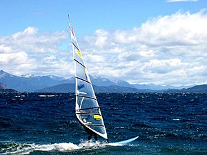 Archivo:Windsurfing en el Lago Nahuel Huapi