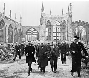 Archivo:Winston Churchill at Coventry Cathedral cph.3a18421