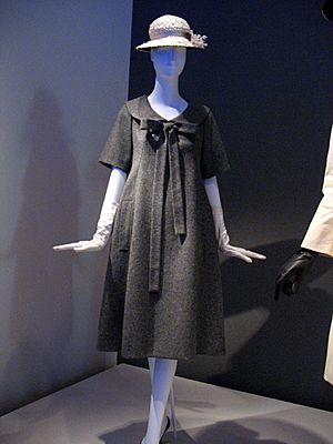 Archivo:Yves St Laurent early gown deYoung Museum San Francisco