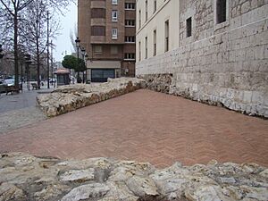 Archivo:01a Valladolid monasterio San Benito vestigios muralla by Lou