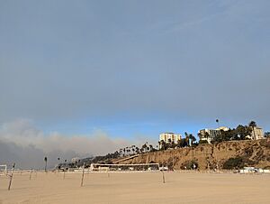 Archivo:8195001064568694401 2025 southern California wildfire smoke over Santa Monica beach 01