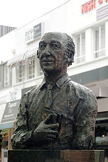 A. D. Hope bust, Garema Place.jpg
