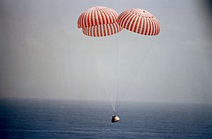 Archivo:Apollo 9 approaches splashdown