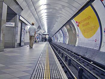 Archivo:Bank underground station - northern line - platform - London - 240404