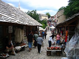 Archivo:Bazar at Old Bridge in Mostar, Herzegovina