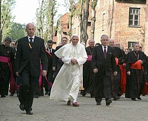 Archivo:Benedictus XVI in Auschwitz-Birkenau