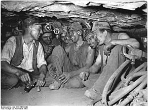 Archivo:Bundesarchiv Bild 183-17031-0009, Bergarbeiter, Arbeitsbesprechung