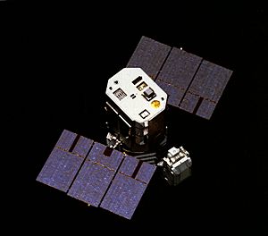 Archivo:Capturing the Solar Maximum Mission satellite