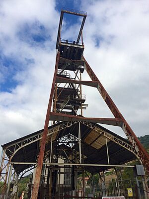 Archivo:Castillete del pozo principal de Santa Bárbara (Turón), en Asturias (España)