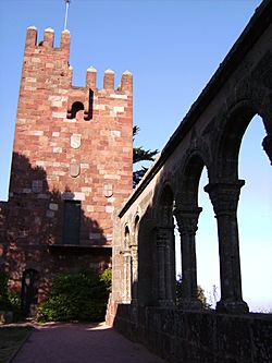 Archivo:Castillo Monasterio de Sant Miquel d'Escornabou - Torre y Claustro