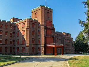 Archivo:Center building at Saint Elizabeths, August 23, 2006
