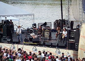 Archivo:Cowboy Mouth performing