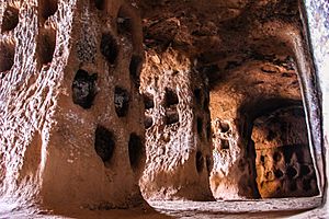 Archivo:Cueva Cien Pilares