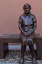Archivo:Estatua de Maria Elena Walsh en la Casa Museo de María Elena Walsh