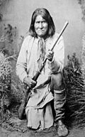 Archivo:Geronimo (Goyathlay), a Chiricahua Apache, full-length, kneeling with rifle, 1887 - NARA - 530880