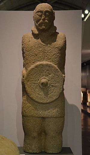 Archivo:Granite statue of a Lusitanian Warrior, dating from the 1st century AD, National Archaeology Museum, Lisbon (12691953623)