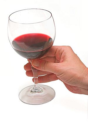 Archivo:Holding wine glass