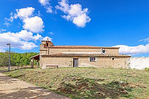 Archivo:Iglesia parroquial de San Miguel Arcángel en San Miguel de Robledo lateral