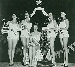 Archivo:Itou Kinuko et al. Miss Universe 1953
