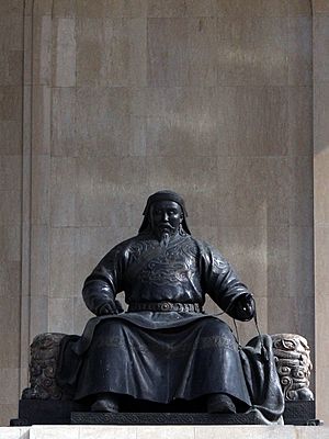 Archivo:Khubilai statue