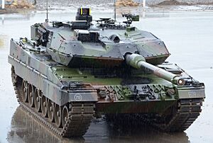 Archivo:Leopard 2A6 tank - ILÜ 2012