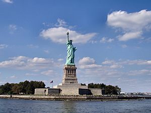 Archivo:Liberty-statue-from-front