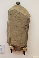 Archivo:MAB-Estela de guerrero. Siglo VII-VI a.C. El Corchito