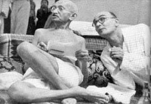 Archivo:Mahadev Desai and Gandhi 1 1942