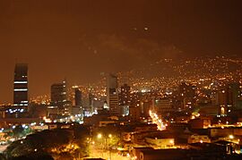 Archivo:Medellin - Vision noctura desde Torres de San Sebastian - 2007 - 3