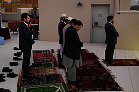Archivo:Muslim men praying in Afghanistan-2010