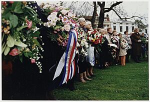 Archivo:Oud verzetsmensen herdenken Hannie Schaft bij haar beeld in het Kenaupark. NL-HlmNHA 54035225