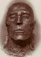 Archivo:Pharaoh Seti I - His mummy - by Emil Brugsch (1842-1930)