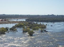 Archivo:Río Dulce en Termas de Río Hondo 1