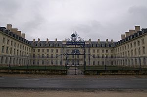 Archivo:Saumur - École de Cavalerie - Caserne grille