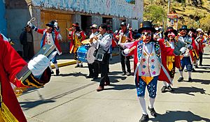 Archivo:Siqllas Chinchaypujio Dancers in the Virgen Asunta Parade
