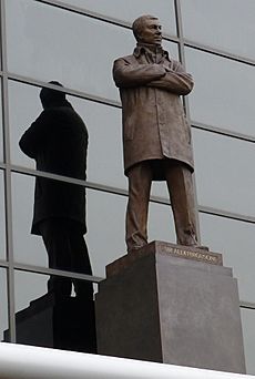 Archivo:Sir Alex Ferguson statue at Old Trafford