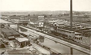 Archivo:SolvayPlant-NY-ErieCanal